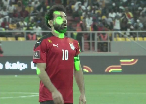 صلاح ولاعبين آخرين في المنتخب المصري كانوا هدفا لمؤشرات الليزر الخضراء  -مواقع تواصل