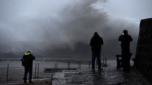 بريطانيا مشهورة بعواصفها واشهره كيار وايلين ويونيس   كما في الصورة الارشيفية