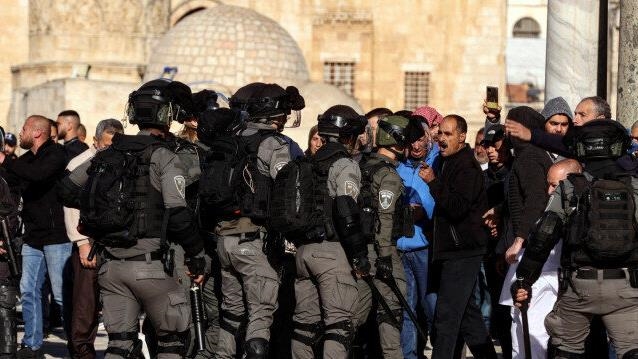 قطع الكهرباء عنهم داخل المصلى في محاولة لإجبارهم على الخروج، حسب شهود عيان- ايه ايه