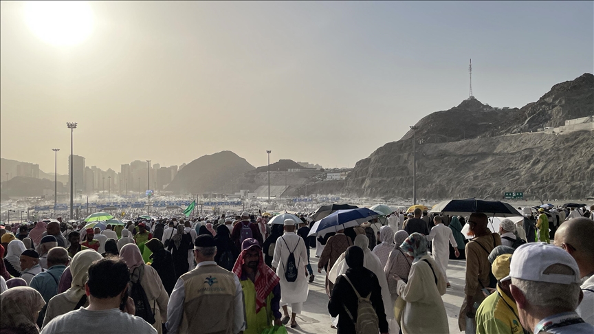 حجاج بيت الله يواصلون رمي الجمرات ثالث ايام العيد - ايه ايه