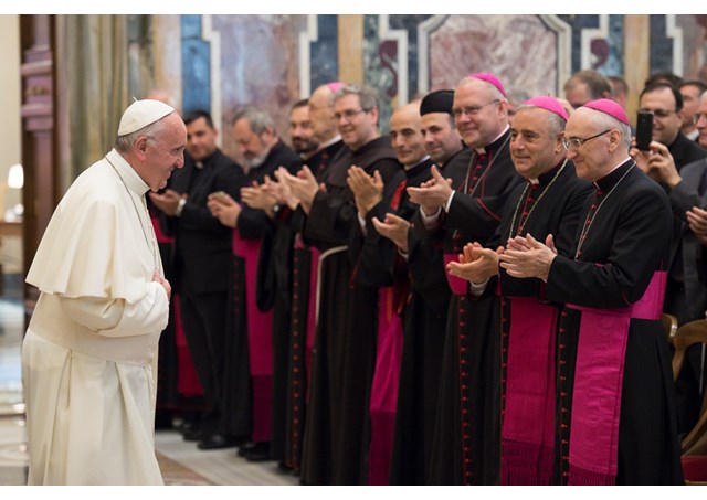 البابا مع أعضاء من تجمّع مؤسسات مساعدة الكنائس الشرقية- آكي