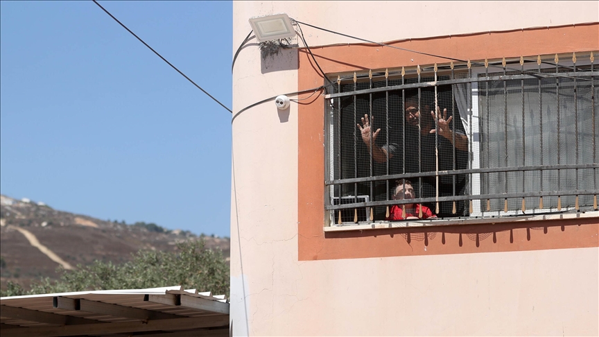 منازل العديد من الفلسطينيين ببلدة حوارة شمال الضفة الغربية إلى ما يشبه السجون- الاناضول