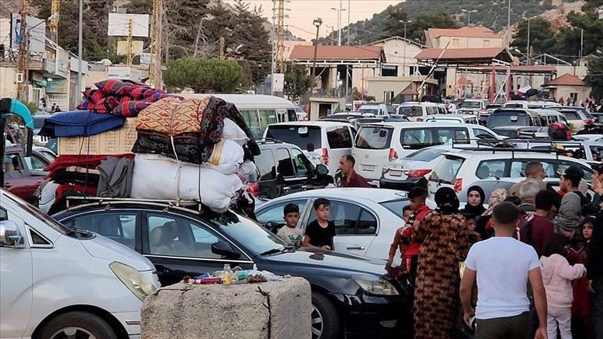 مصادر محلية قالت للأناضول إن نازحين لبنانيين عبروا إلى سوريا توجهوا إلى مناطق سبق وأن قصفها نظام بشار الأسد وأفرغها من سكانها وخاصة في محافظة حمص.- الاناضول