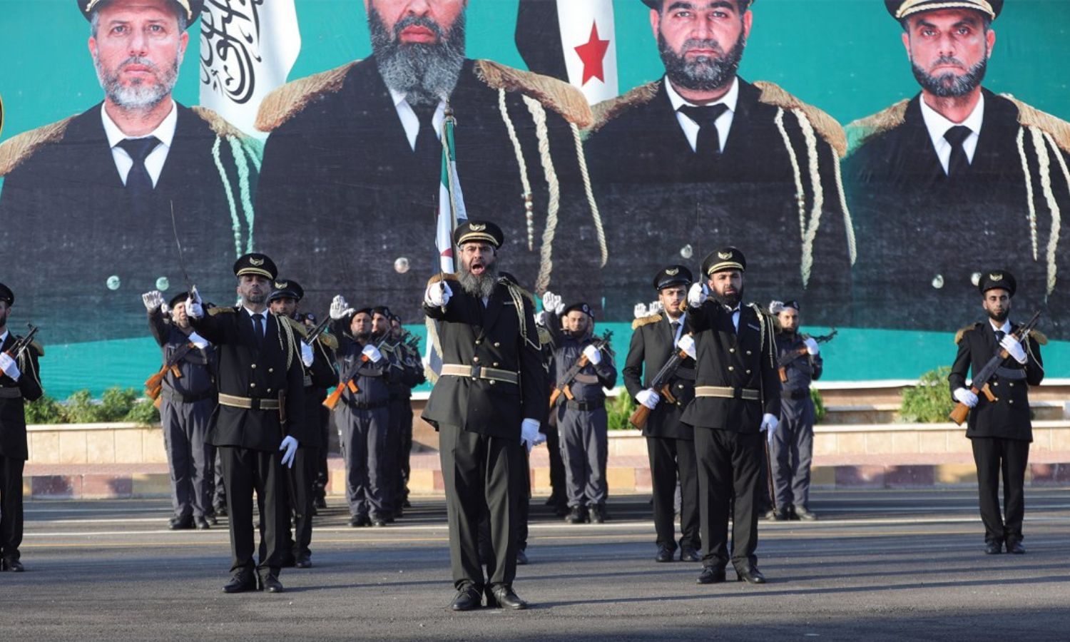 تخريج الدفعة الأولى من دورة ضباط في كلية الشرطة بوزارة الداخلية في حكومة "الإنقاذ" بإدلب - 14 من آب 2024 (وزارة الداخلية)