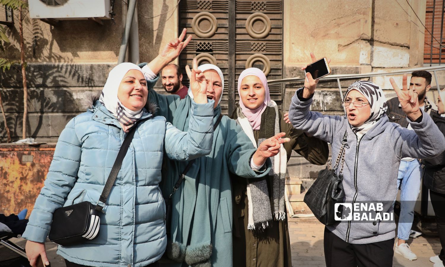 فتيات يحتفلن بسقوط النظام السوري في شوارع مدينة حمص - 09 كانون الأول 2024 (عنب بلدي/ وليد الإدلبي)