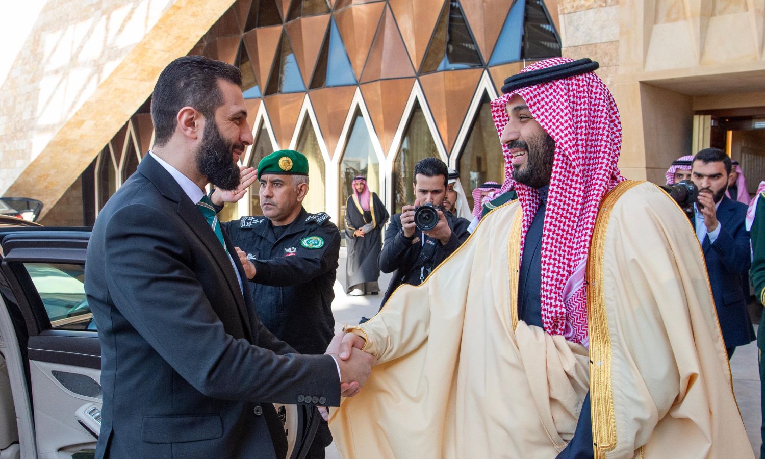 ولي العهد السعودي محمد بن سلمان خلال استقبال الرئيس السوري للمرحلة الانتقالية، أحمد الشرع، في العاصمة السعودية - 2 شباط 2025 (الإخبارية السعودية)